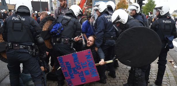 7.out.2015 - Manifestante é preso durante protesto contra o governo em Bruxelas - Emmanuel Dunand/AFP