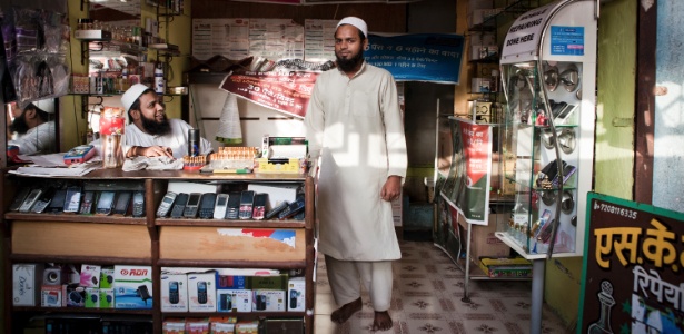 Shoaib Khan em sua loja de celulares e perfumes em Mumbai, na Índia - Asmita Parelkar/The New York Times