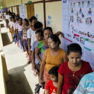 Eleitores fazem fila para votar em Sittwe (Estado de Rakhine), no oeste de Mianmar - Nyunt Win/EFE/EPA