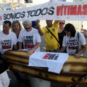 Manifestação na porta do Hospital Getúlio Vargas, na Penha, zona norte do Rio - Cacau Fernandes/Agência O Dia/Estadão Conteúdo
