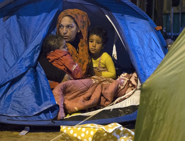 2.out.2015 - Refugiada síria fica em tenda com seus filhos enquanto espera ser removida para um campo por autoridades francesas, em Porte de Saint-Ouen, no norte de Paris - Joel Saget/AFP