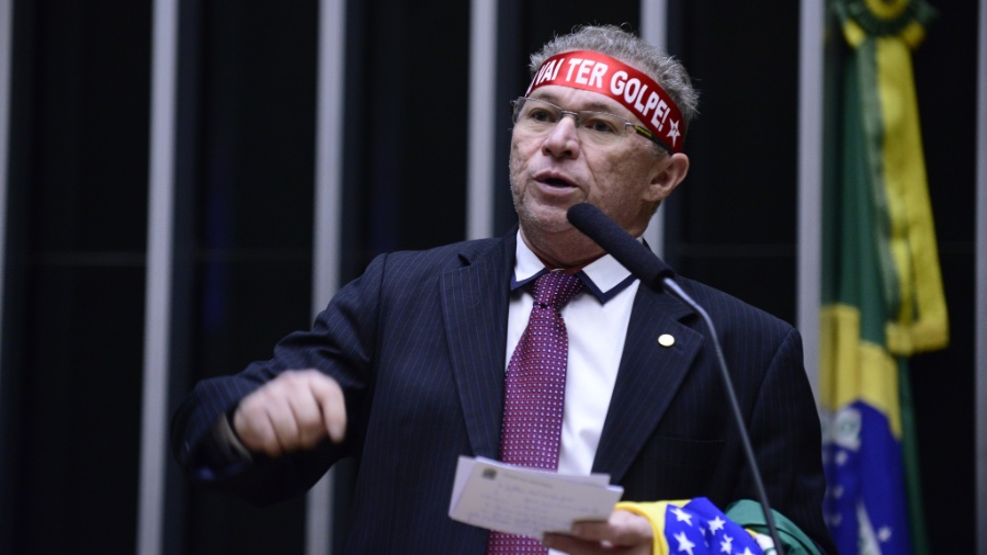 16.abr.2016 - Com faixa na cabeça com a frase "Não vai ter golpe", o deputado Assis Carvalho (PT-PI) discursa contra o impeachment da presidente Dilma Rousseff (PT) - Nilson Bastian/Câmara dos Deputados