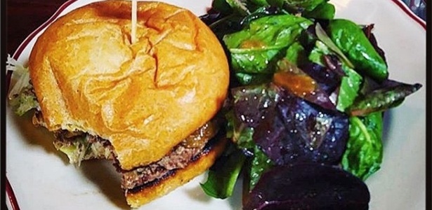Hambúrguer de carne de laboratório no restaurante Cockscombsf, em São Francisco, EUA - Reprodução/Instagram