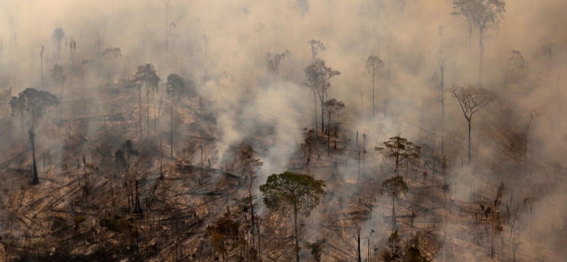 Fumaça tinge de cinza o céu de Apuí, no sul do Amazonas, região que registrou avanço de desmatamento nos últimos meses - Bruno Kelly/Reuters