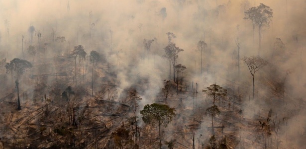 Fumaça tinge de cinza o céu de Apuí, no sul do Amazonas, região que registrou avanço de desmatamento nos últimos meses - Bruno Kelly/Reuters - Bruno Kelly/Reuters