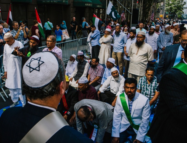 Rabino Marc Schneier foi o mestre de cerimônias da parada muçulmana, em Nova York - MARK ABRAMSON/NYT