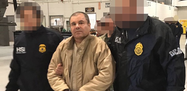 20.jan.2017 - Joaquin Guzman Lera "El Chapo" é escoltado em Juarez pela polícia mexicana durante o processo de extradição para os Estados Unidos - Ministério do Interior do México/AFP