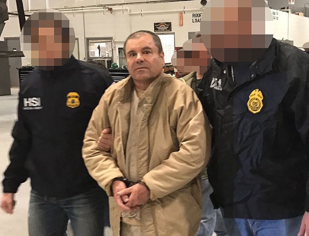 20.jan.18 - El Chapo é escoltado pela polícia mexicana durante processo de extradição para os EUA - Ministério do Interior do México/AFP