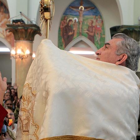 19.jul.2012 - Padre Osvaldo Palópito celebra missa na capela de Santo Expedito da Polícia Militar - Jorge Araujo/Folhapress