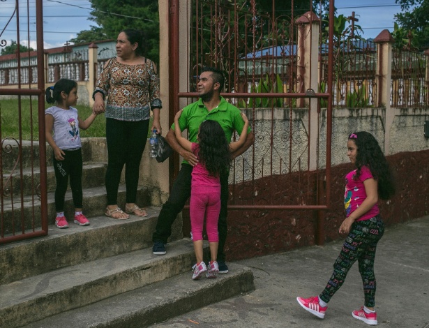 Henry e Donelda Pulex e suas filhas saem de igreja em Santa Rosa de Lima - Meghan Dhaliwal/The New York Times