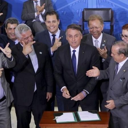 Foto do início de maio, quando Bolsonaro assina 1ª versão do decreto de armas, alterada hoje - Wilson Dias/Agência Brasil