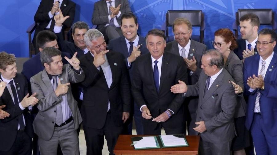 Bolsonaro assinou novo decreto para flexibilizar regras sobre armas na terça - Wilson Dias/Agência Brasil