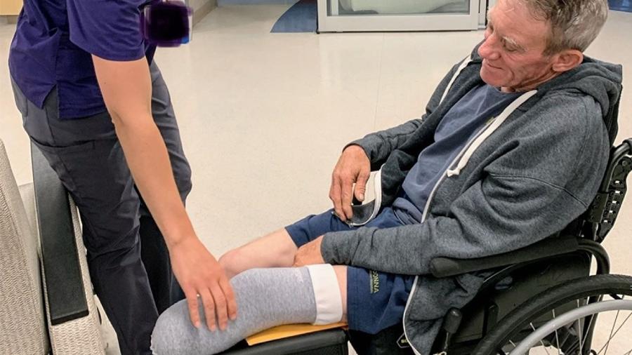 Kurtis Kaser faz fisioterapia semanas depois de amputar a própria perna - Amanda Kaser-Malousek