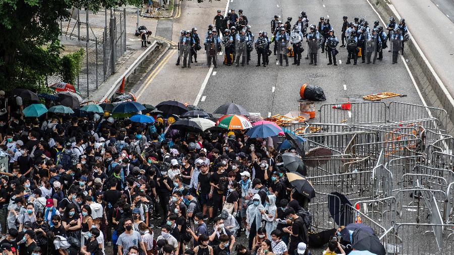 12.jun.2019 - Manifestantes e policiais de choque em frente ao prédio do Conselho Legislativo em Hong Kong - Lam Yik Fei/The New York Times