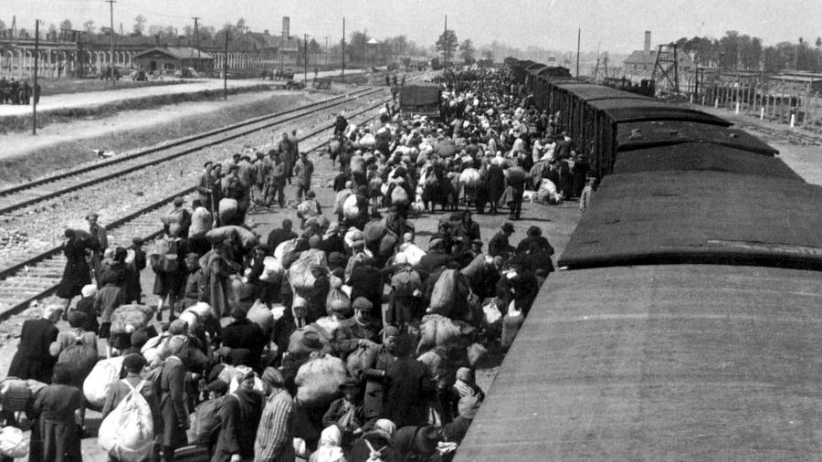 Foto de maio de 1944 mostra judeus desembarcando de um trem no campo de extermínio de Auschwitz-Birkenau - Yad Vashem Archives/AFP