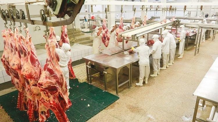 Corte de carne no frigorÃ­fico Frigotil, no MaranhÃ£o - DivulgaÃ§Ã£o