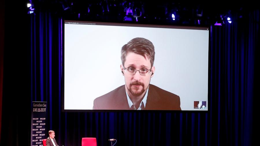 17.set.2019 - Edward Snowden fala via videoconferência sobre seu livro com o jornalista Holger Stark em Berlim - Fabrizio Bensch/Reuters