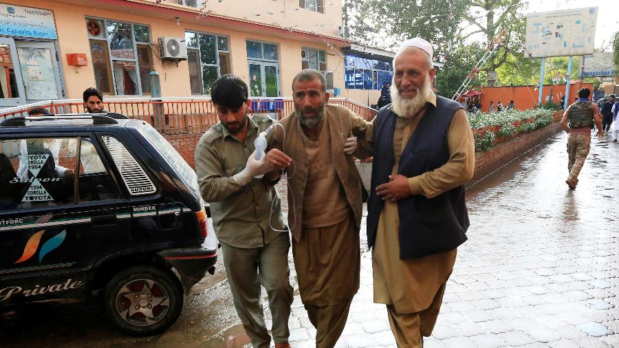18.out.2019 - Homens levam ferido a hospital após explosão de bomba em Jalalabad, no Afeganistão - Parwiz/Reuters
