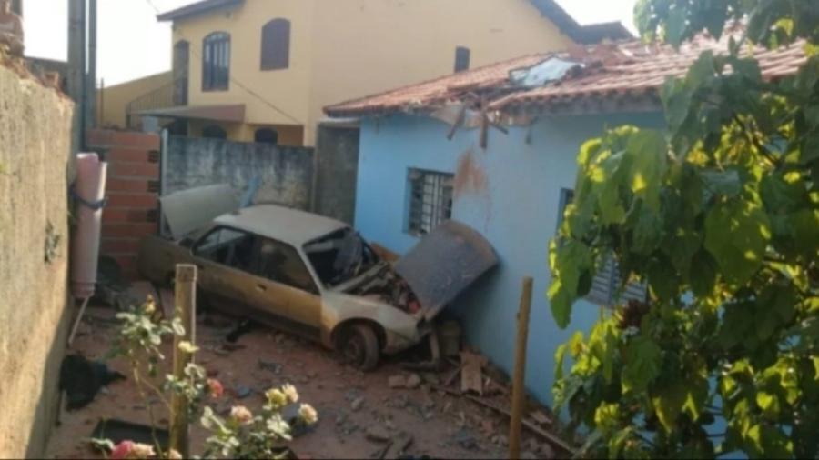 Carro perde o controle, sai do chão e só para em telhado de casa na cidade de Piedade - Polícia Militar/Divulgação