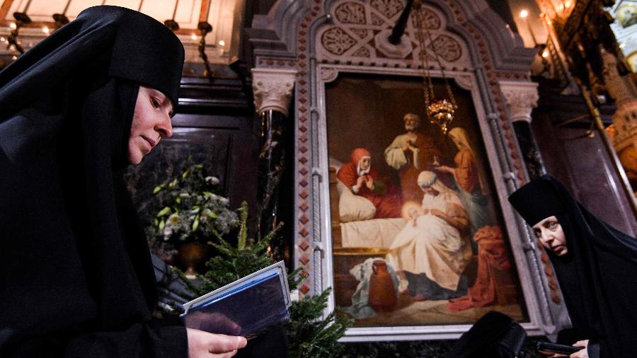 6.jan.2020 - Freiras russas ortodoxas participam de cerimônia natalina na catedral Cristo Salvador, em Moscou - Kirill Kudryavtsev/AFP