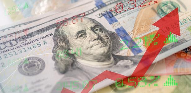 Dólar abre em alta, vendido perto de R$ 5,02, e Bolsa cai mais de 2%