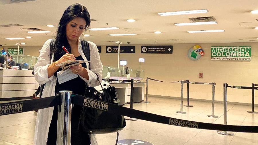 15 mar.2010 - Passageiro que entra na Colômbia preenche um formulário exigido pelo governo, no qual são fornecidos dados sobre saúde e local de estadia em outros países - Luisa Gonzalez/Reuters
