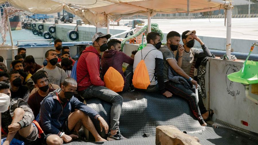21.jun.2020 - Migrantes salvos no Mar Mediterrâneo pela ONG alemã Sea Watch durante quarentena em navio italiano - Laila Sieber/Sea Watch/Handout via REUTERS