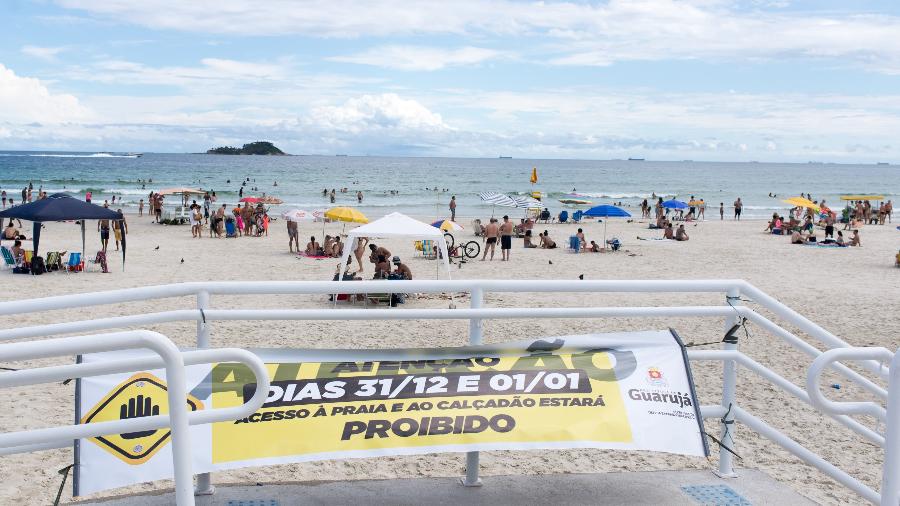  Nessa sexta-feira (1º), banhistas foram às praias do Guarujá apesar do acesso proibido nos dias 31 de dezembro 2020 e 1º de janeiro 2021 - VINCENT BOSSON/FOTOARENA/ESTADÃO CONTEÚDO