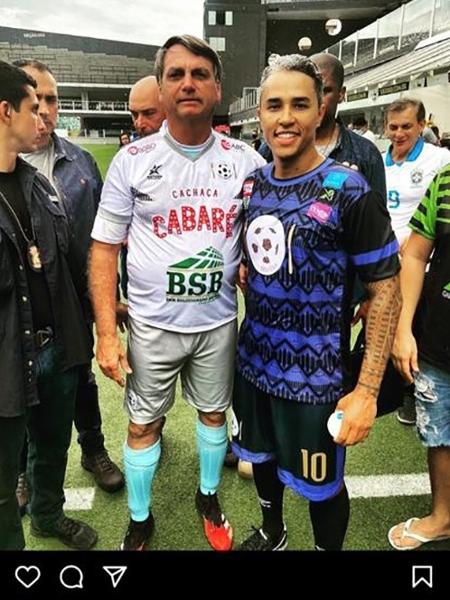 O presidente Jair Bolsonaro esteve na Vila Belmiro, e durante fotos com fãs, posou com empresário acusado de elo com PCC - Reprodução/Instagram