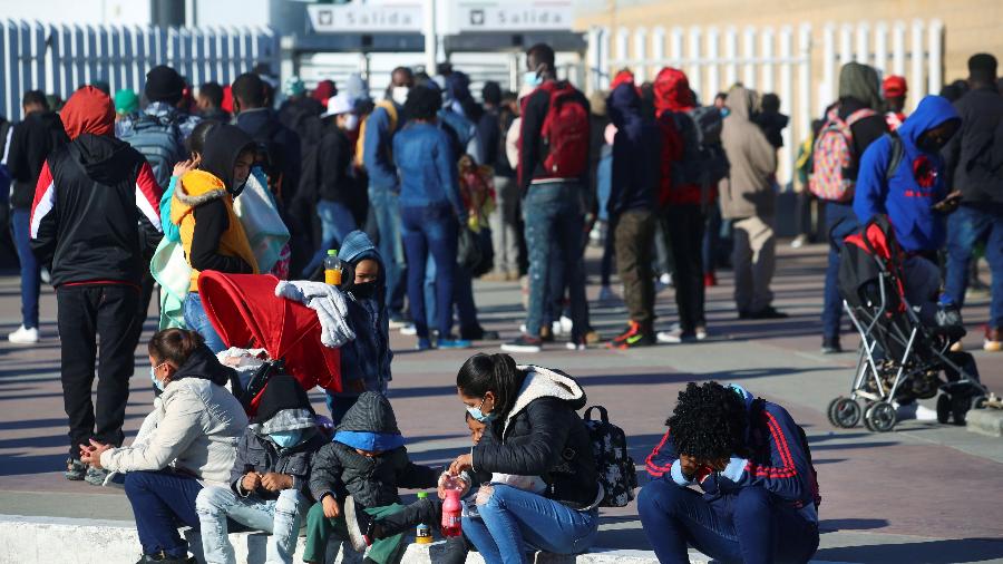 19 fev. 2021 - Migrantes fazem fila na fronteira entre Tijuana e San Diego para buscar asilo nos EUA - JORGE DUENES/REUTERS