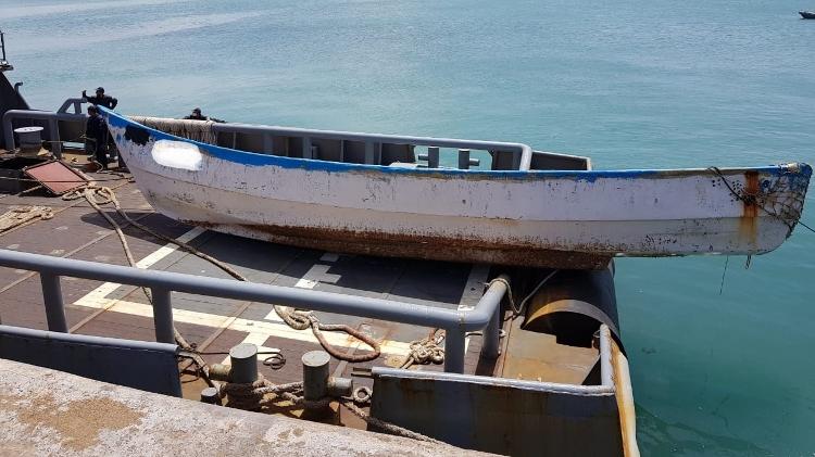 Barco onde foram os corpos de três pessoas em alto-mar no Ceará, em 2021