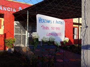 Fachada do CEI Pró-Infância Aquarela, em Saudades (SC), recebeu flores e cartaz em homenagem às vítimas - Hygino Vasconcellos/Colaboração para o UOL - Hygino Vasconcellos/Colaboração para o UOL