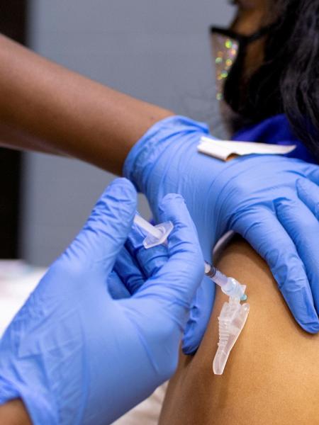 Os 77 mil moradores de Botucatu já foram imunizados com a primeira dose - Hannah Beier/Reuters