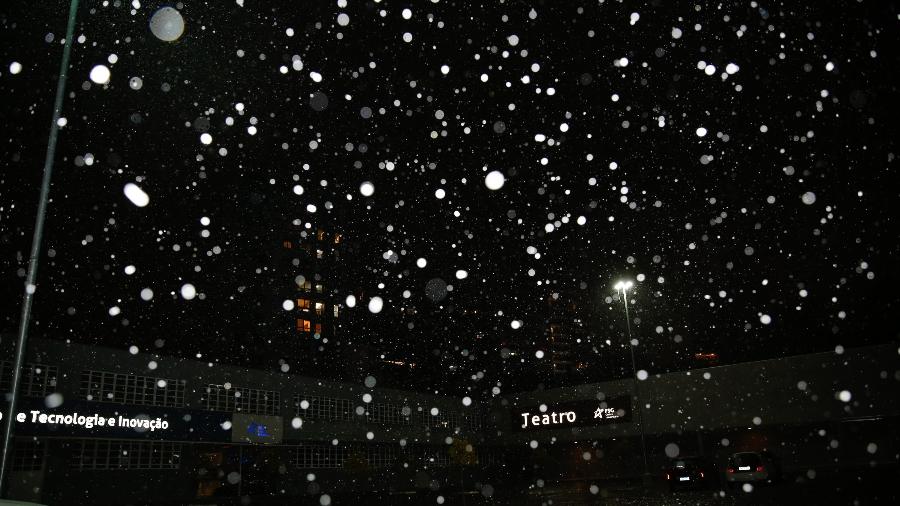 Neve em Caxias do Sul (RS) na noite desta quarta (28) - LUCA ERBES/ESTADÃO CONTEÚDO