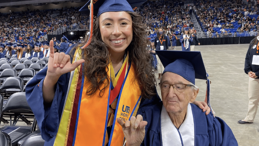 Melanie Salazar, 23, e o avô Rene Neira, de 87 anos, se formaram juntos na Universidade do Texas em San Antonio - Reprodução/Twitter
