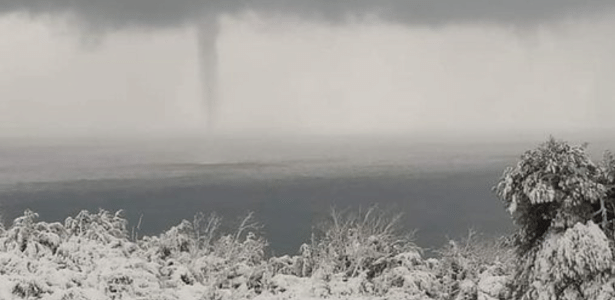 Tromba d'água em meio a tempestade de neve na Grécia é fenômeno raro 