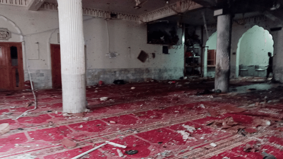 (04.mar.2022) Vista geral de sala de oração em mesquita após atentado suicida no Paquistão  - Fayaz Aziz/Reuters
