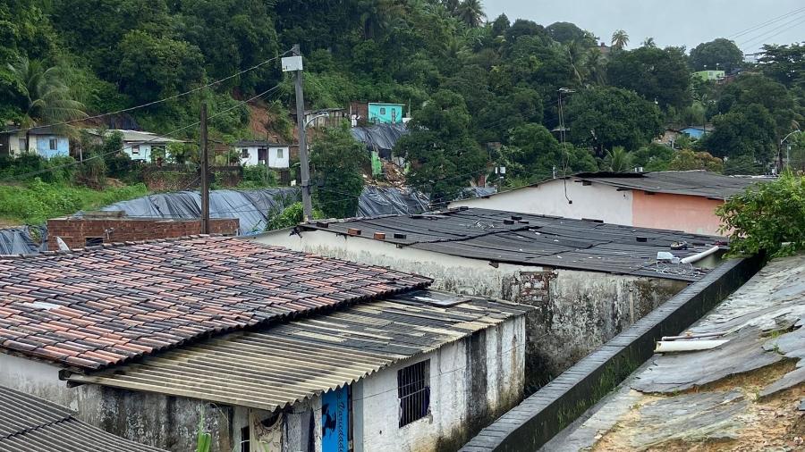 30,mai.2022 - Áreas de deslizamentos cobertas por lonas na Vila dos Milagres, no bairro do Ibura, zona sul do Recife - Rodrigo de Luna/UOL