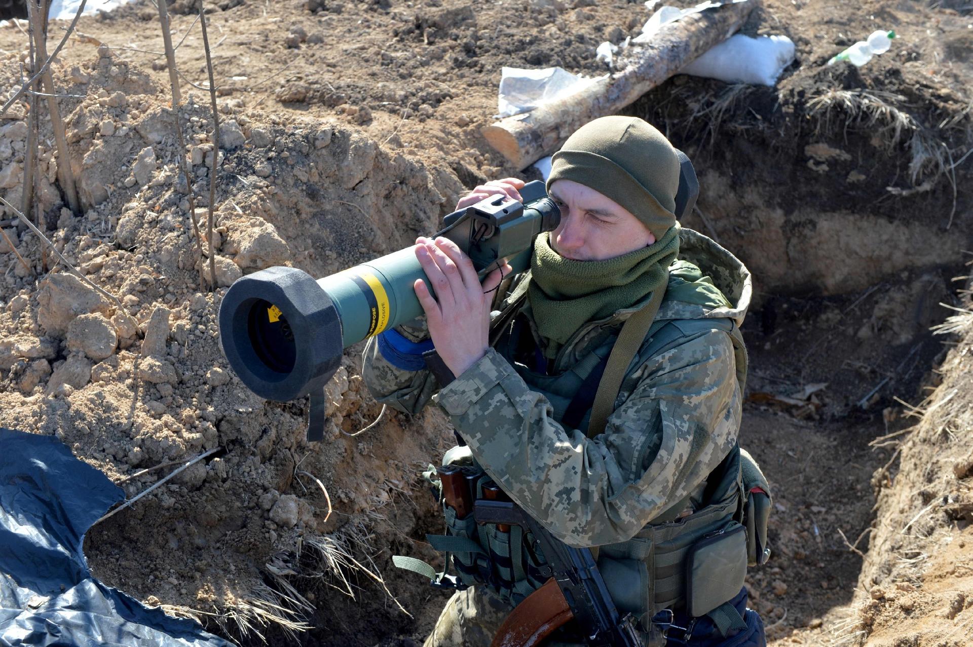 March 23, 2022 - Ukrainian soldier carries Javelin FGM-148 near Kharkov - SERGEY BOBOK/AFP