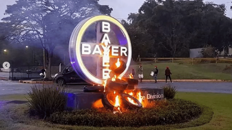 Estrutura com logotipo da Bayer com pneus em chamas - Reprodução/Twitter