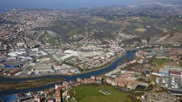 Pheasant Island (on the right, smaller in the photo) is located on the Bidasoa River, between the border towns of Hendaye, France and Irun, Spain - Reproduction/BBC/AGEFOTOSTOCK/ALAMY - Reproduction/BBC/AGEFOTOSTOCK/ ALAMI