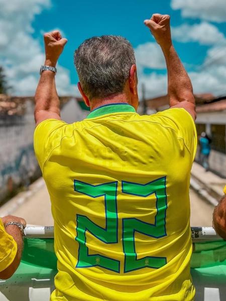 Camisa da seleção com número 22 foi uma das marcas de Collor Camisa da seleção com número 22 foi uma das marcas de Collor
