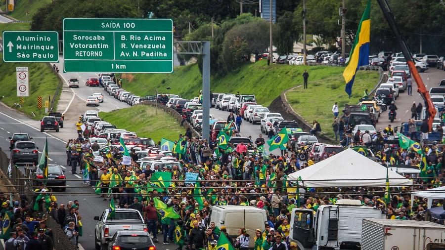 02.nov.22 - Apoiadores de Bolsonaro paralisaram parte da rodovia Raposo Tavares, no sentido à capital São Paulo, em Sorocaba (SP) - MIGUEL PESSOA/FUTURA PRESS/ESTADÃO CONTEÚDO