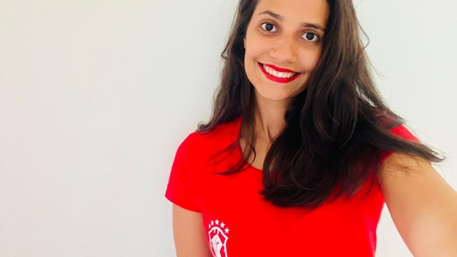 Juliana Barreto optou por comprar uma camisa vermelha para torcer na Copa de 2022 - Arquivo Pessoal