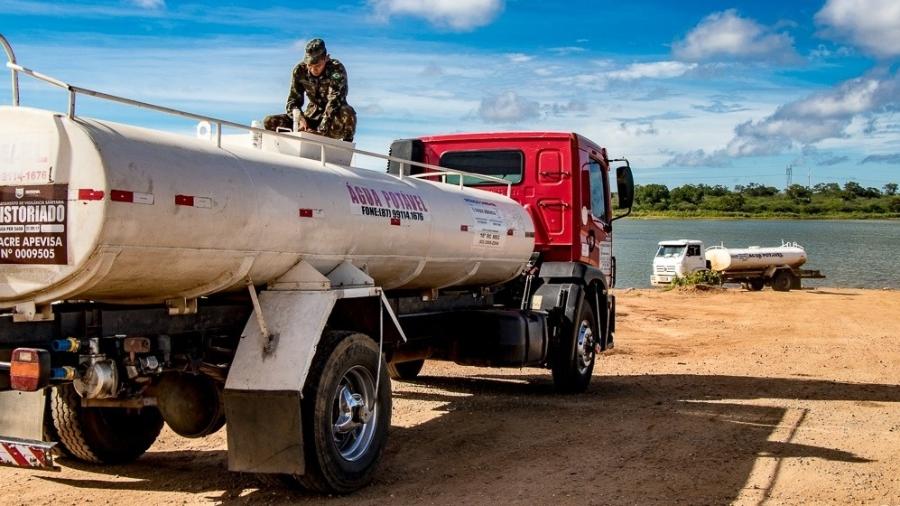 Caminhões-pipa sendo vistoriados pelo Exército para distribuição de água no Nordeste - 16º Regimento de Cavalaria Mecanizado