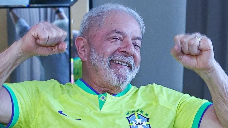 Lula comemora vitória do Brasil na Copa do Mundo - Reprodução/Twitter Divulgação/Ricardo Stuckert