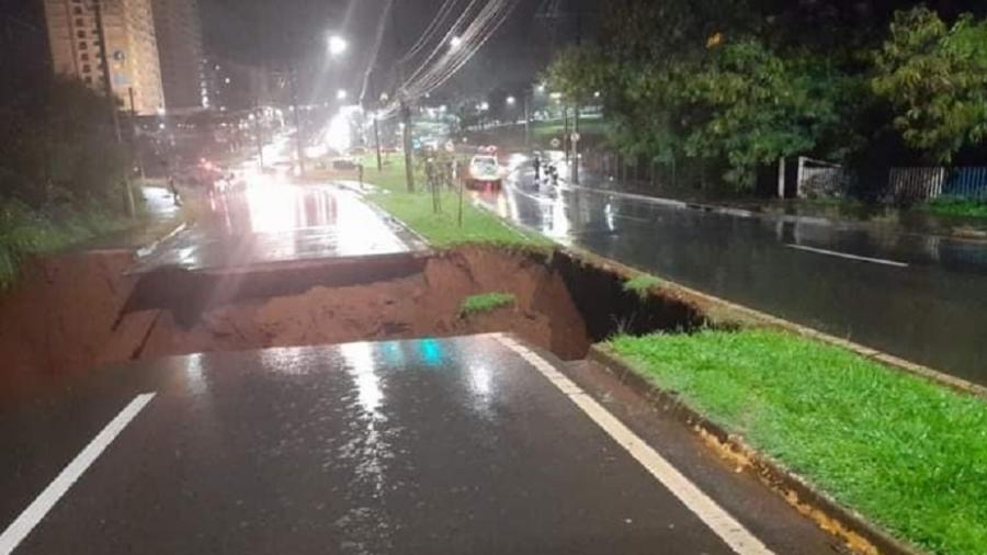 Segundo prefeitura, dois carros foram arrastados para córrego após cratera se abrir em avenida - Reprodução de redes sociais