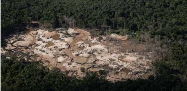 Garimpo instalado ao lado no rio Uraricoera, na Terra Indígena Yanomami, em Roraima