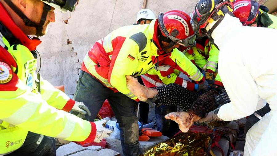 Equipe de resgate trabalhou mais de 50 horas para abrir caminho entre os escombros e alcançar mulher de 40 anos. - Handout / I.S.A.R. / AFP