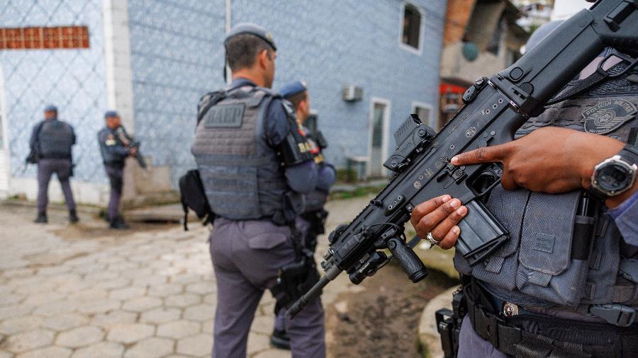 Movimentação de policiais militares do BAEP, na Vila Baiana, onde suspeito foi morto por policiais; Operações policiais sangrentas em favelas se multiplicaram na última semana